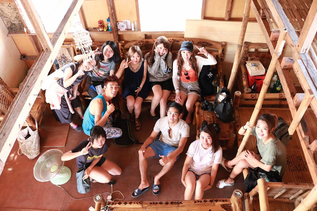 ゲストハウスにて集合写真